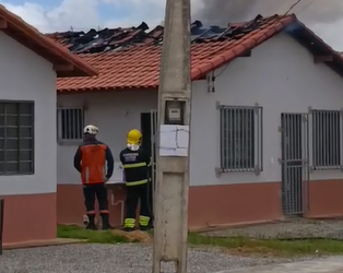 VÍDEO – VÉSPERA DE NATAL EM CHAMAS: casa é destruída por incêndio no residencial Mata do Cacau, em Linhares