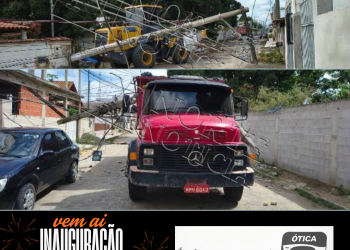 VÍDEO – Máquina derruba dois postes durante recolhimento de entulhos e deixa moradores sem energia em Bebedouro, na cidade de Linhares
