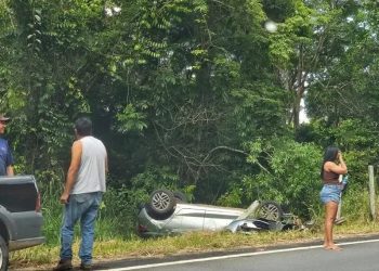 Carro capota na BR-381, em São Mateus