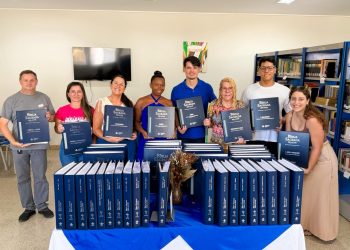 Biblioteca Pública Municipal recebe doação da Bíblia em braile composta por 44 volumes