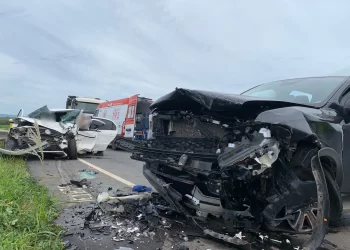 Acidente entre carro e caminhonete deixa quatro feridos na rodovia que liga Linhares a Colatina