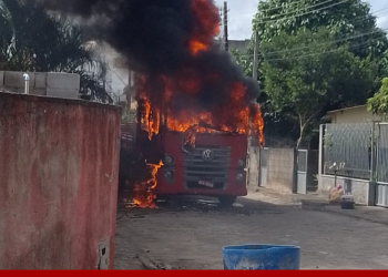 VÍDEO – Caminhão pega fogo em rua do bairro Nova Betânia, em Linhares, e motorista é suspeito de atear as chamas