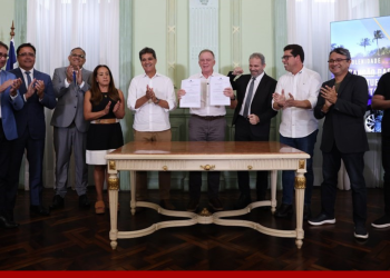 Casagrande sanciona leis de carreira e estatuto da Polícia Científica no ES