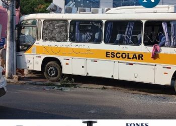Motorista morre dirigindo e ônibus escolar com estudantes se choca contra muro
