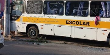 Motorista morre dirigindo e ônibus escolar com estudantes se choca contra muro