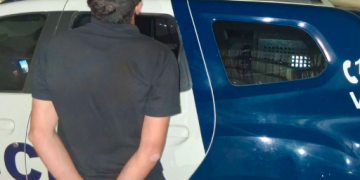 Homem é conduzido à delegacia após agressão contra companheira no Centro de Linhares