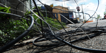 Retirada de fios em desuso tem nova ação neste domingo (22) no Centro de Linhares