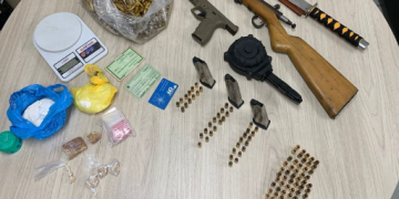 Polícia Civil prende suspeito em flagrante e apreende arma, munições e drogas durante operação em Aracruz