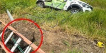 VÍDEO – Colisão entre dois automóveis arranca poste, danifica outro e deixa motorista ferido em Linhares