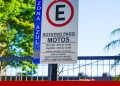 Linhares muda estacionamento e levanta dúvida: como será fiscalizada a placa das motos virada para a calçada?