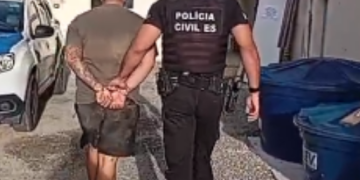 VÍDEO – “Vovozona” é preso novamente com pistola 9mm furtada durante operação da Polícia Civil em Sooretama; moto usada para “grau” também é apreendida