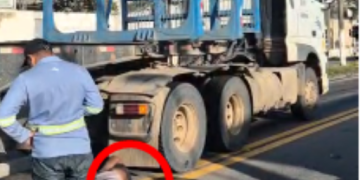 Homem é atropelado por carreta na BR-101, no perímetro urbano de Linhares e socorrido em estado grave