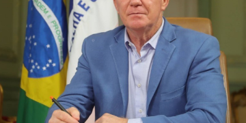 Casagrande anuncia que renunciará ao cargo de governador para disputa ao Senado pelo ES