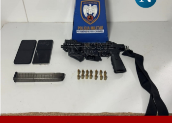 Pai e filho são flagrados com submetralhadora 9mm com mira a laser no centro de Linhares