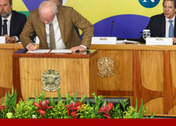 Lula zera imposto do diesel e cria subsídio para conter alta do combustível após disparada do petróleo