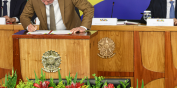 Lula zera imposto do diesel e cria subsídio para conter alta do combustível após disparada do petróleo