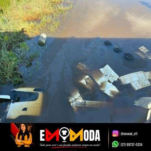 VÍDEO – Carreta carregada de celulose tomba e cai em rio em Aracruz