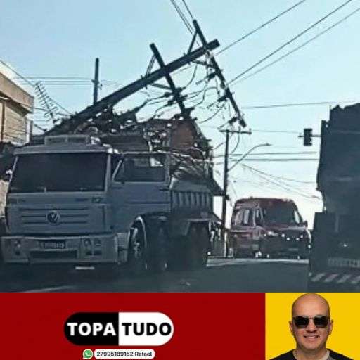 Caminhão bate em poste e deixa moradores sem energia no bairro São José, em Linhares